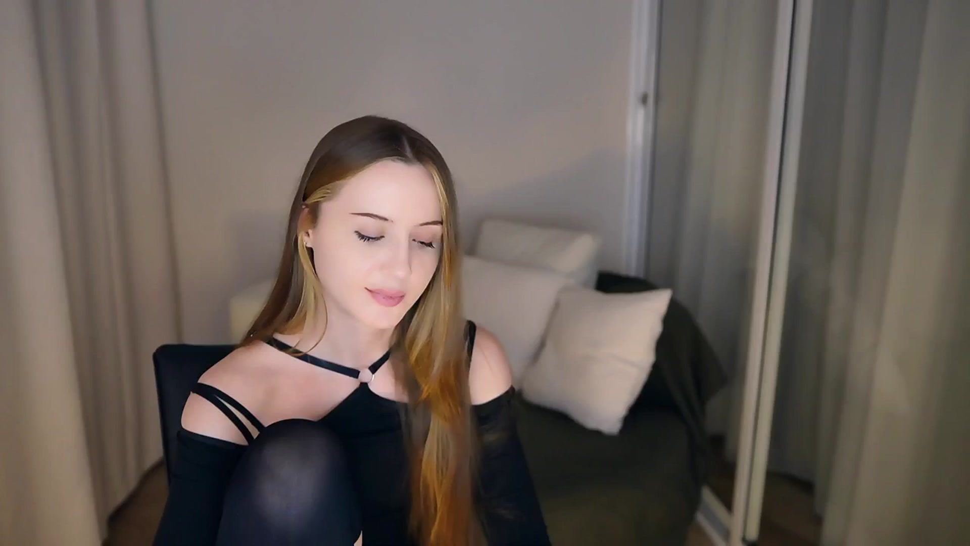 Gallery image thumbnail from Innocent_Soul's myfreecams stream on, 05/17/2025, 21:06 image 16 of 20
