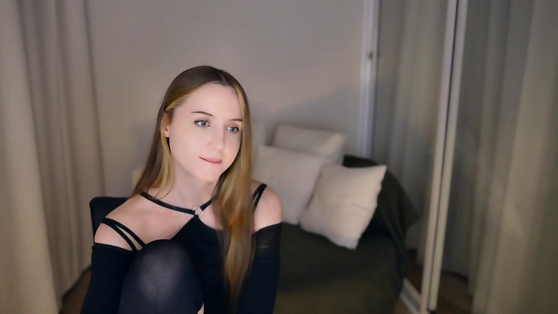 Gallery image thumbnail from Innocent_Soul's myfreecams stream on, 05/17/2025, 21:06 image 15 of 20