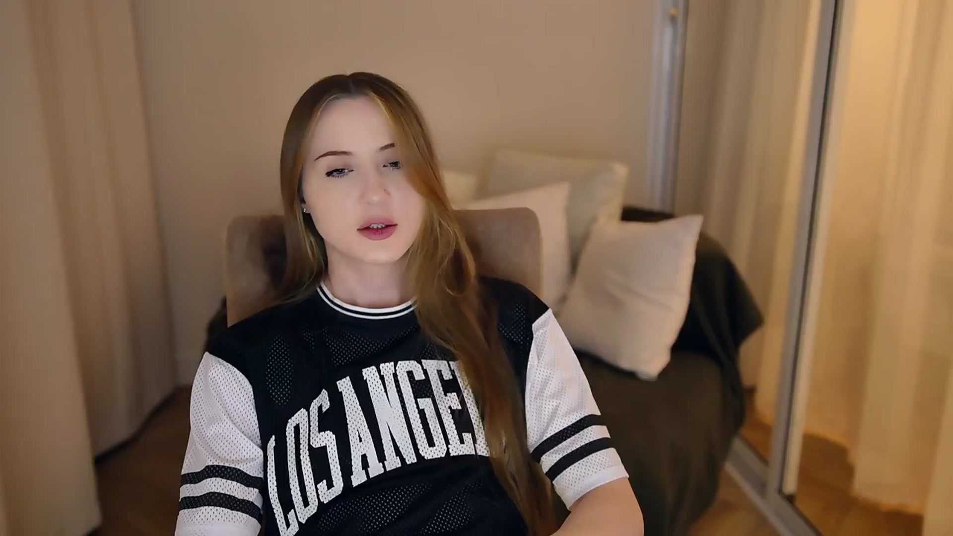 Gallery image thumbnail from Innocent_Soul's myfreecams stream on, 05/20/2025, 20:31 image 3 of 20