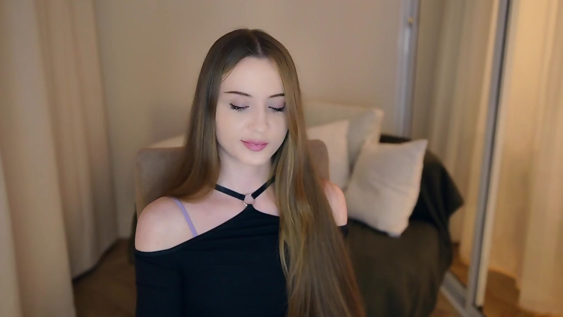 Gallery image thumbnail from Innocent_Soul's myfreecams stream on, 05/21/2025, 19:03 image 14 of 20