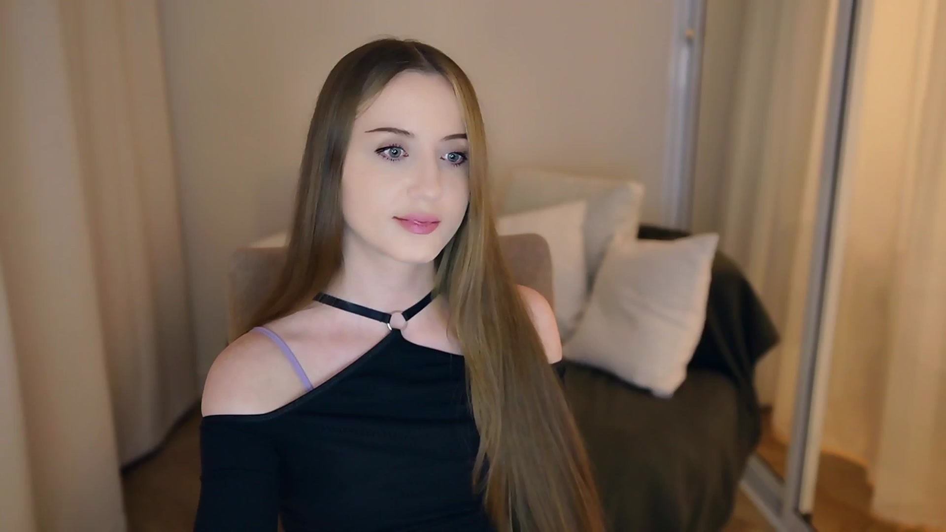 Gallery image thumbnail from Innocent_Soul's myfreecams stream on, 05/21/2025, 19:03 image 11 of 20