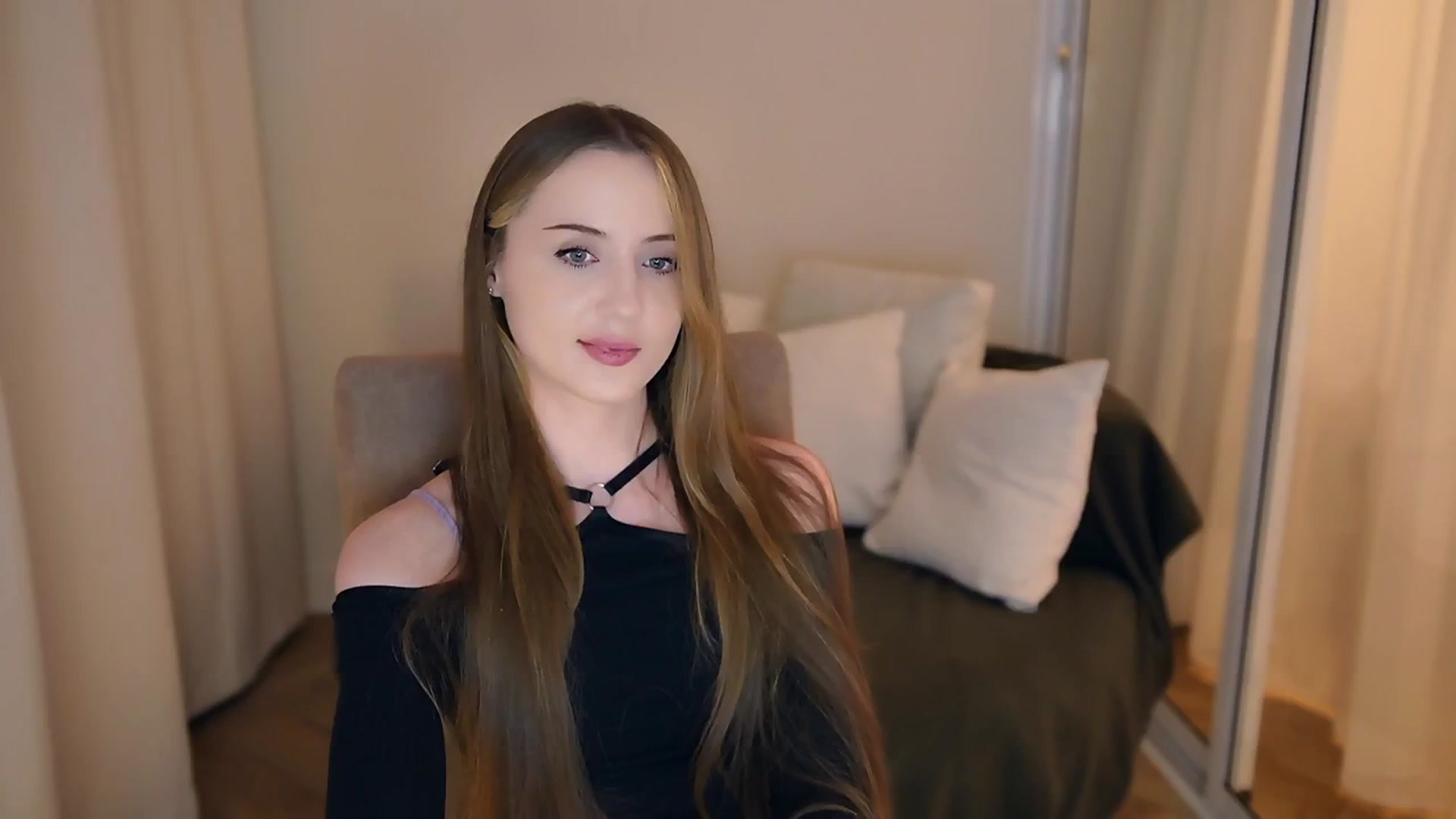 Gallery image thumbnail from Innocent_Soul's myfreecams stream on, 05/21/2025, 21:02 image 16 of 20