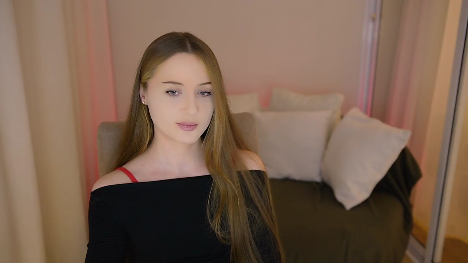 Gallery image thumbnail from Innocent_Soul's myfreecams stream on, 05/26/2025, 20:17 image 2 of 20