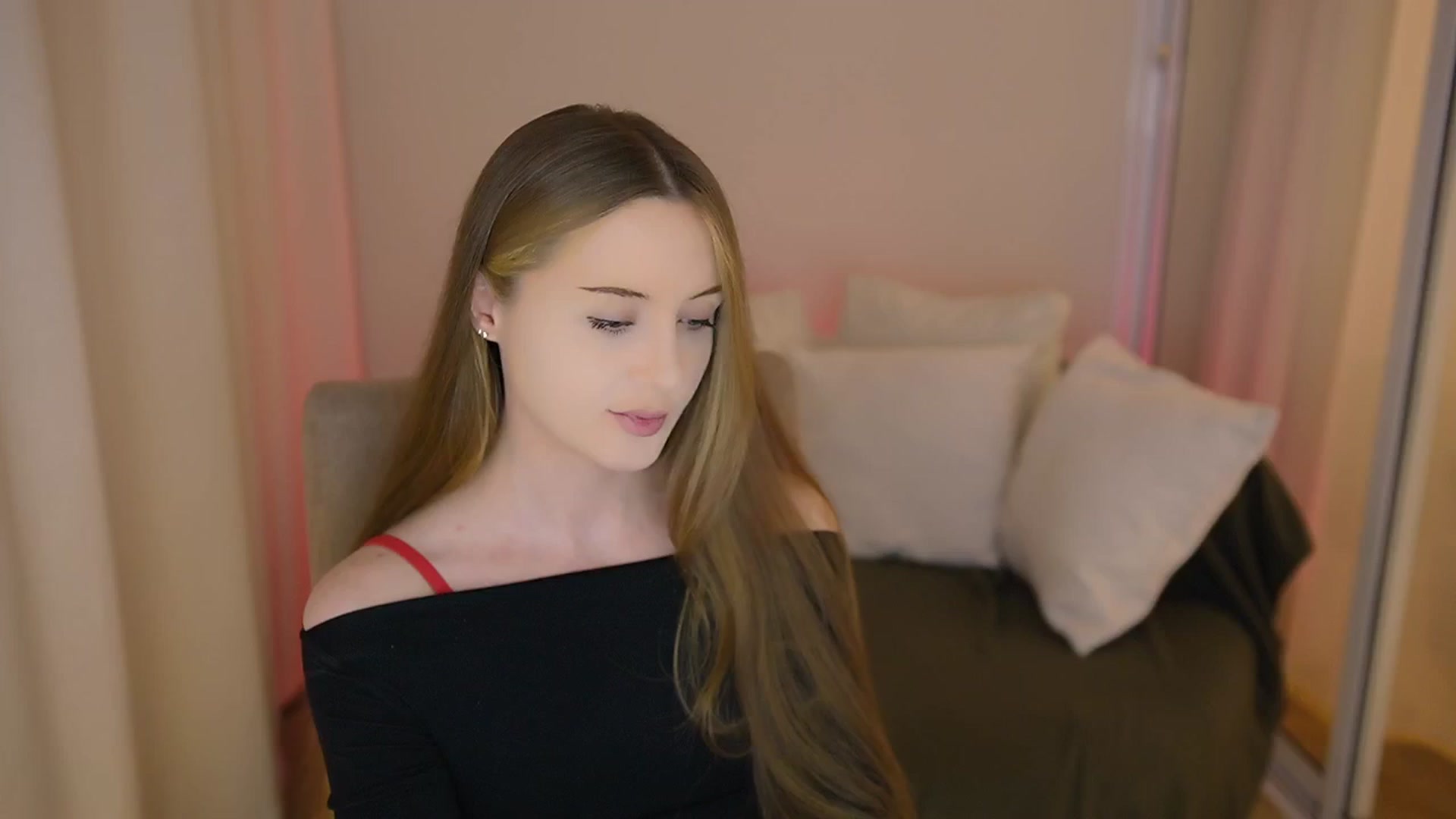 Gallery image thumbnail from Innocent_Soul's myfreecams stream on, 05/26/2025, 20:17 image 1 of 20
