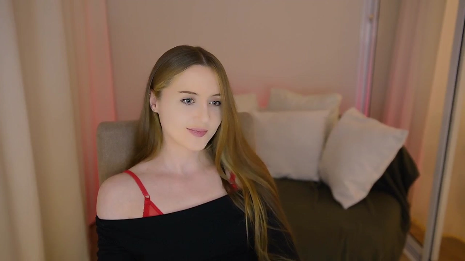 Gallery image thumbnail from Innocent_Soul's myfreecams stream on, 05/26/2025, 20:17 image 5 of 20