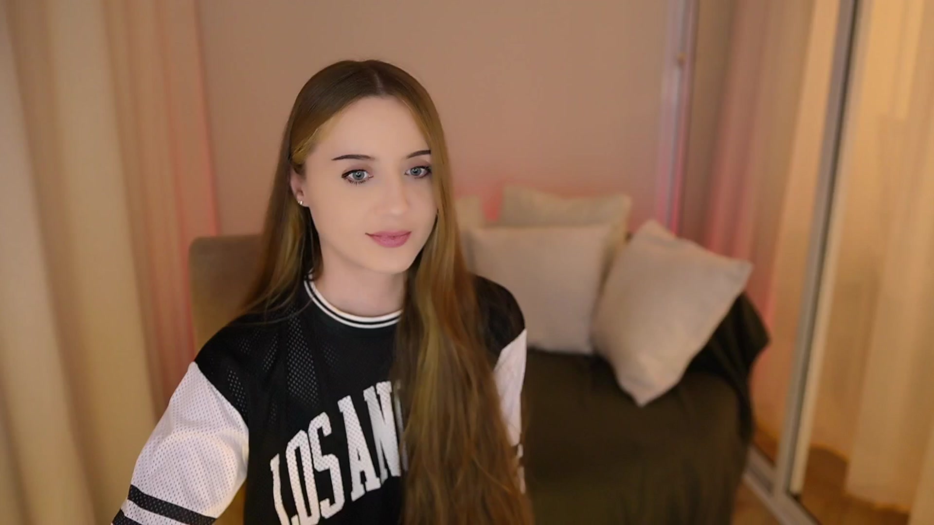 Gallery image thumbnail from Innocent_Soul's myfreecams stream on, 05/29/2025, 21:18 image 16 of 20