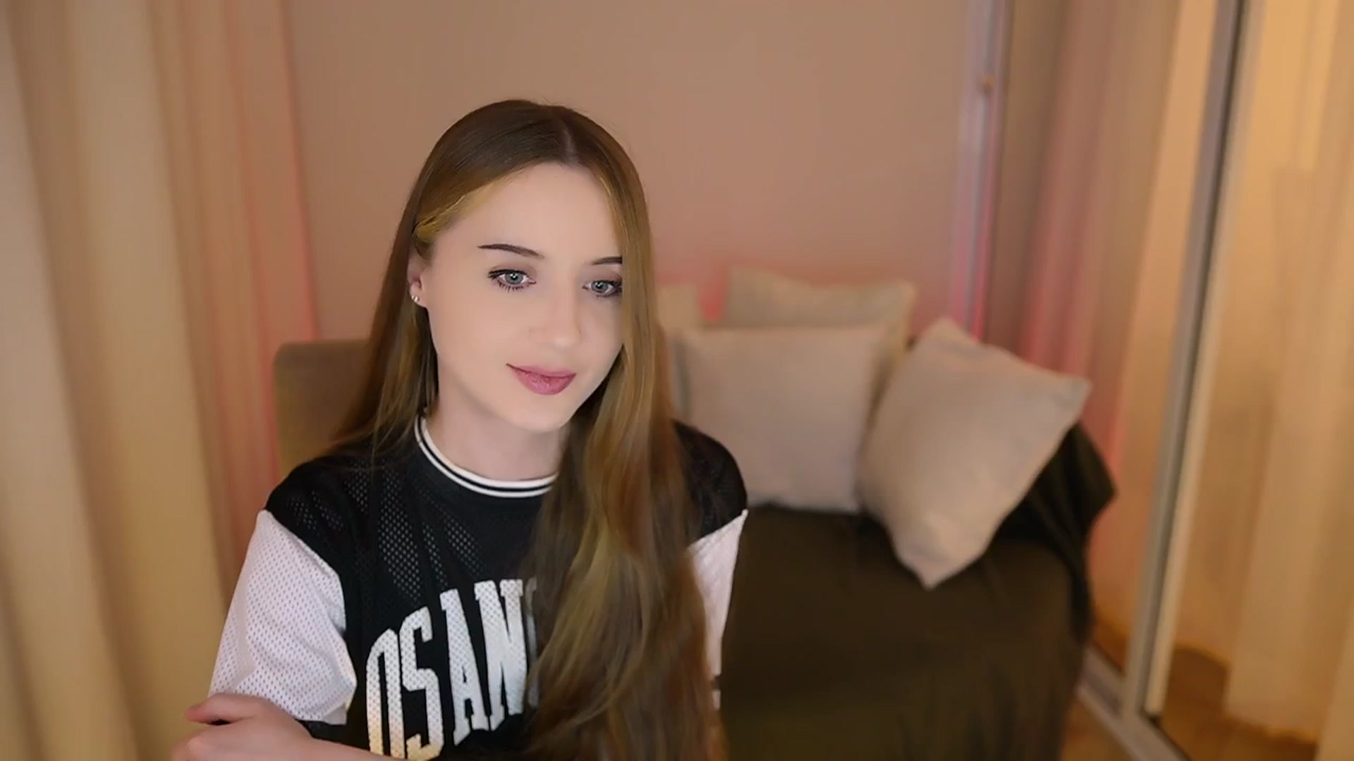 Gallery image thumbnail from Innocent_Soul's myfreecams stream on, 05/29/2025, 21:18 image 17 of 20
