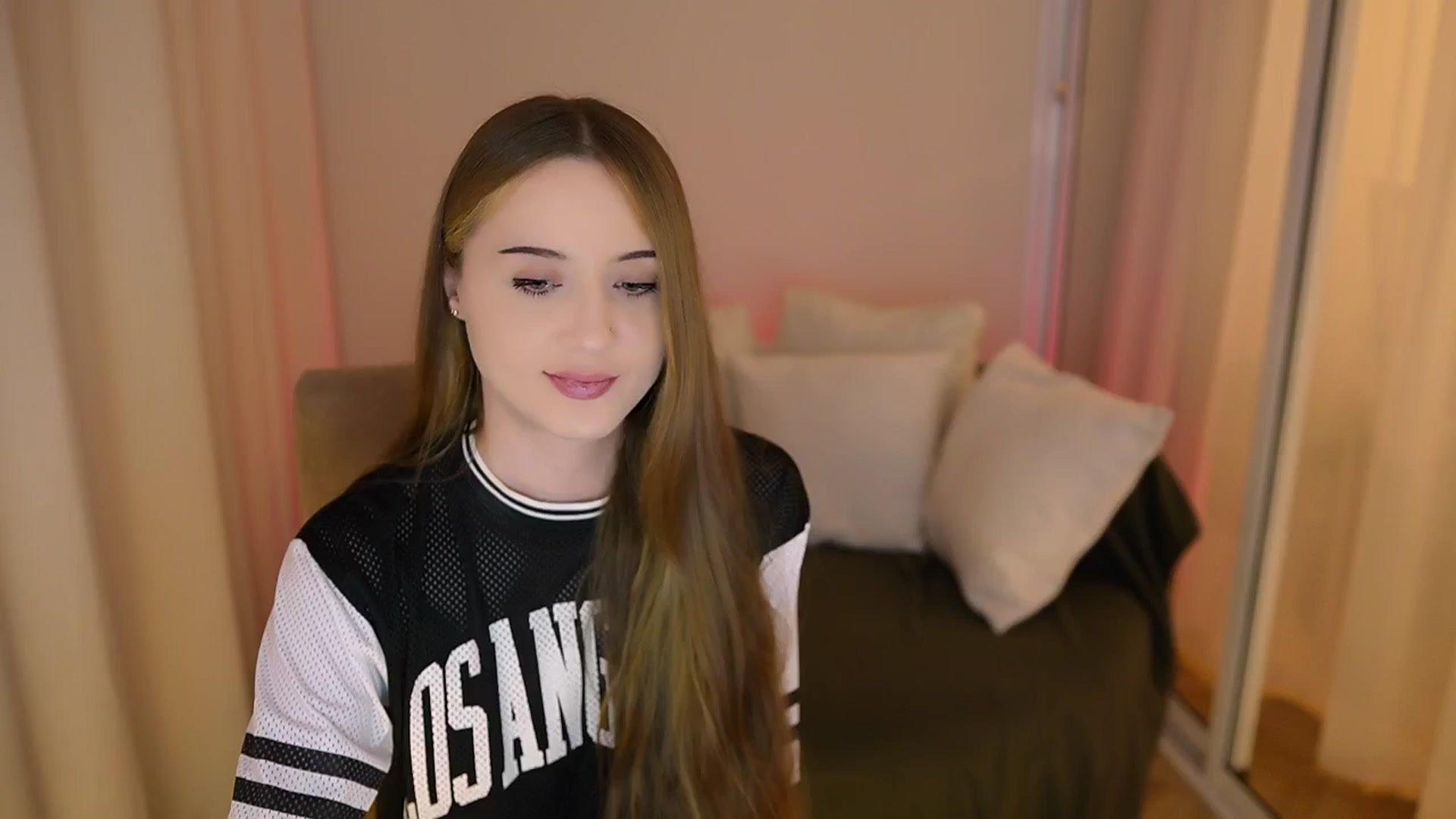 Gallery image thumbnail from Innocent_Soul's myfreecams stream on, 05/29/2025, 21:18 image 12 of 20