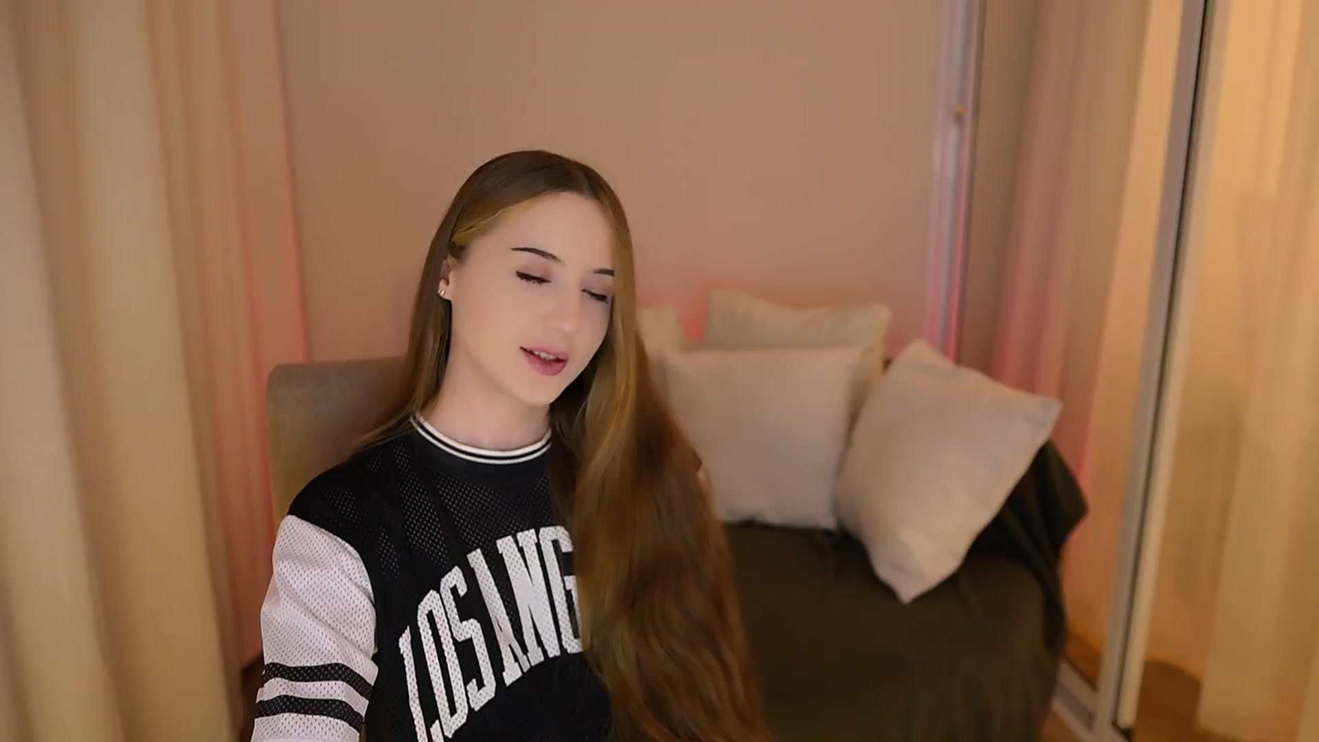 Gallery image thumbnail from Innocent_Soul's myfreecams stream on, 05/29/2025, 21:18 image 7 of 20