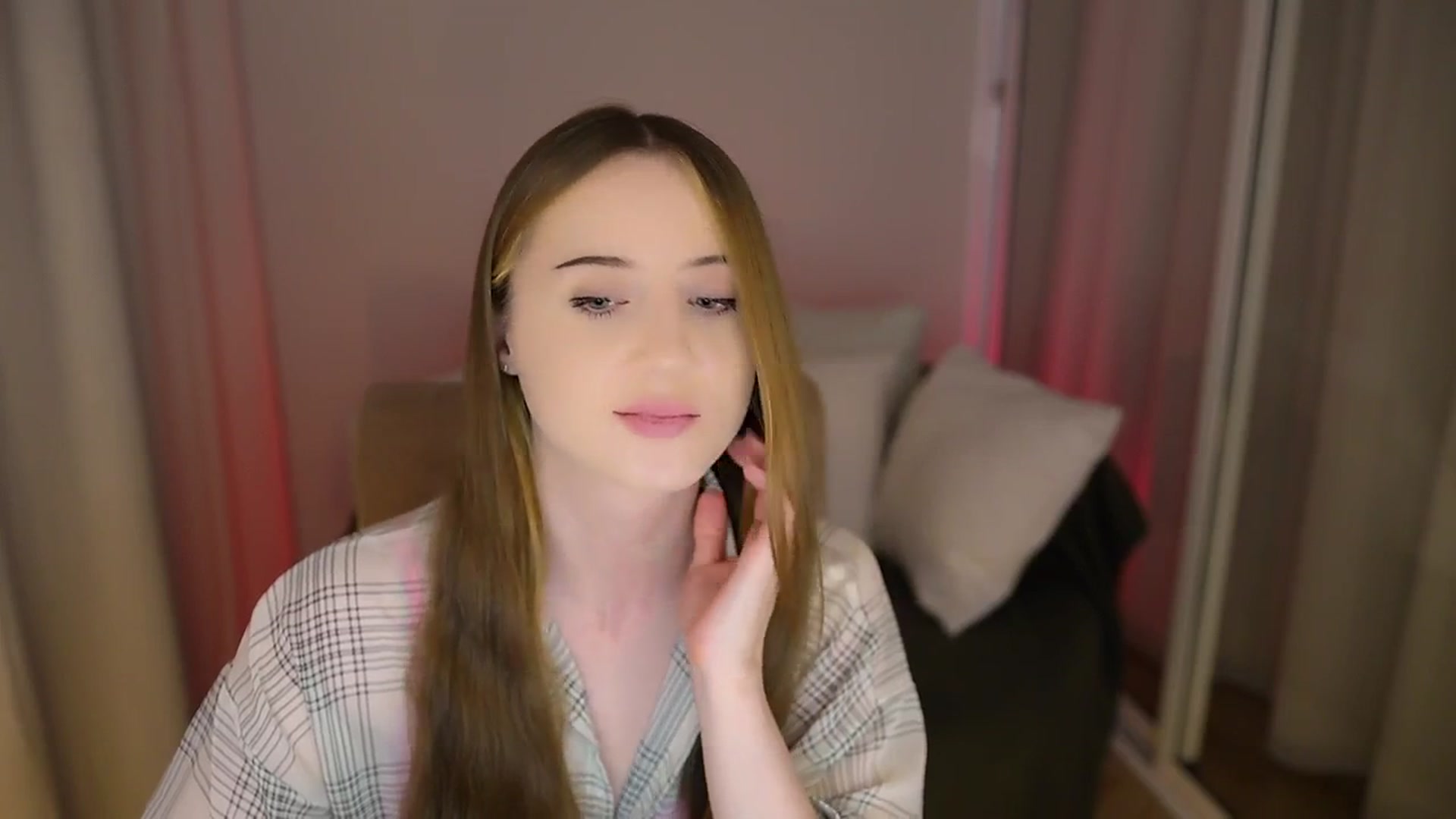 Gallery image thumbnail from Innocent_Soul's myfreecams stream on, 05/30/2025, 19:30 image 15 of 20