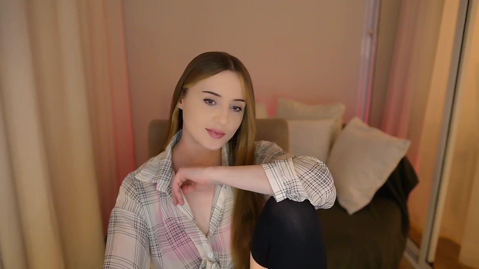 Gallery image thumbnail from Innocent_Soul's myfreecams stream on, 05/30/2025, 21:57 image 3 of 20