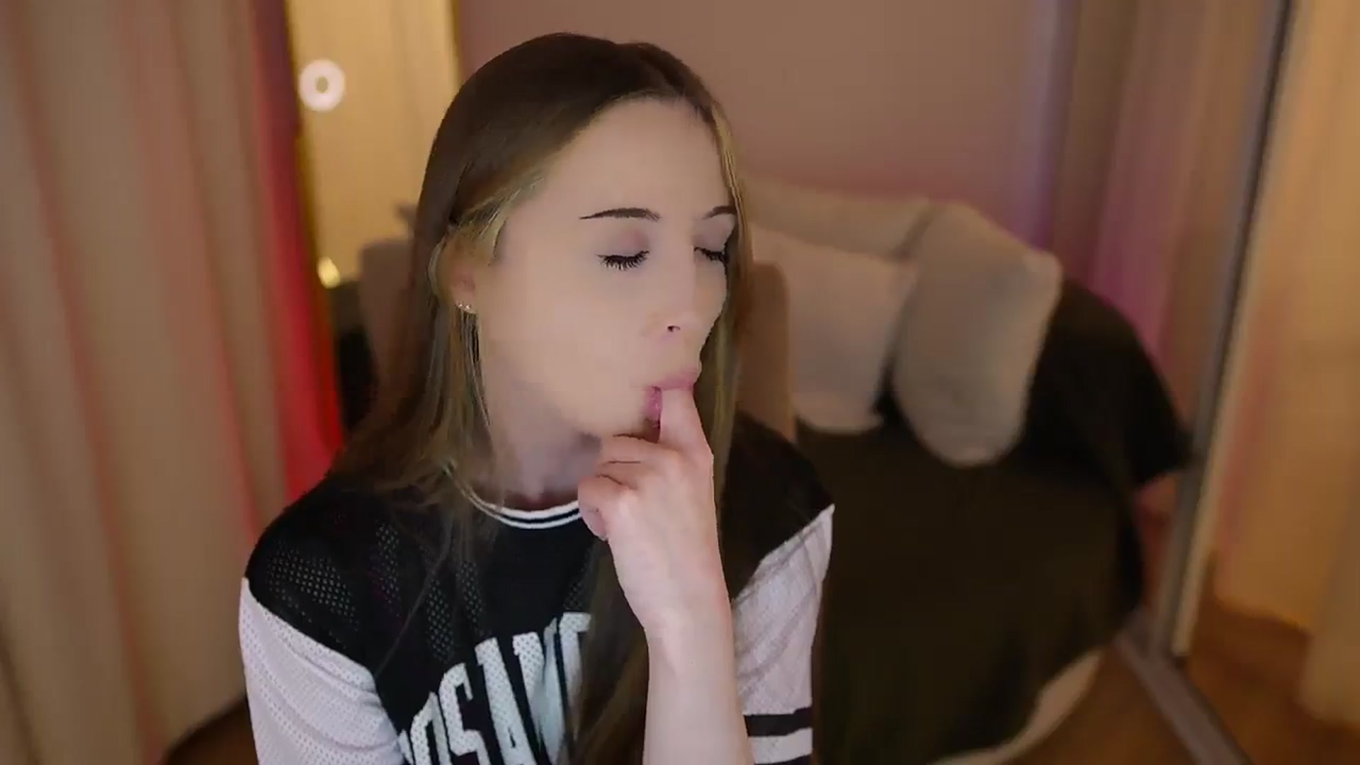 Gallery image thumbnail from Innocent_Soul's myfreecams stream on, 06/06/2025, 21:35 image 7 of 20