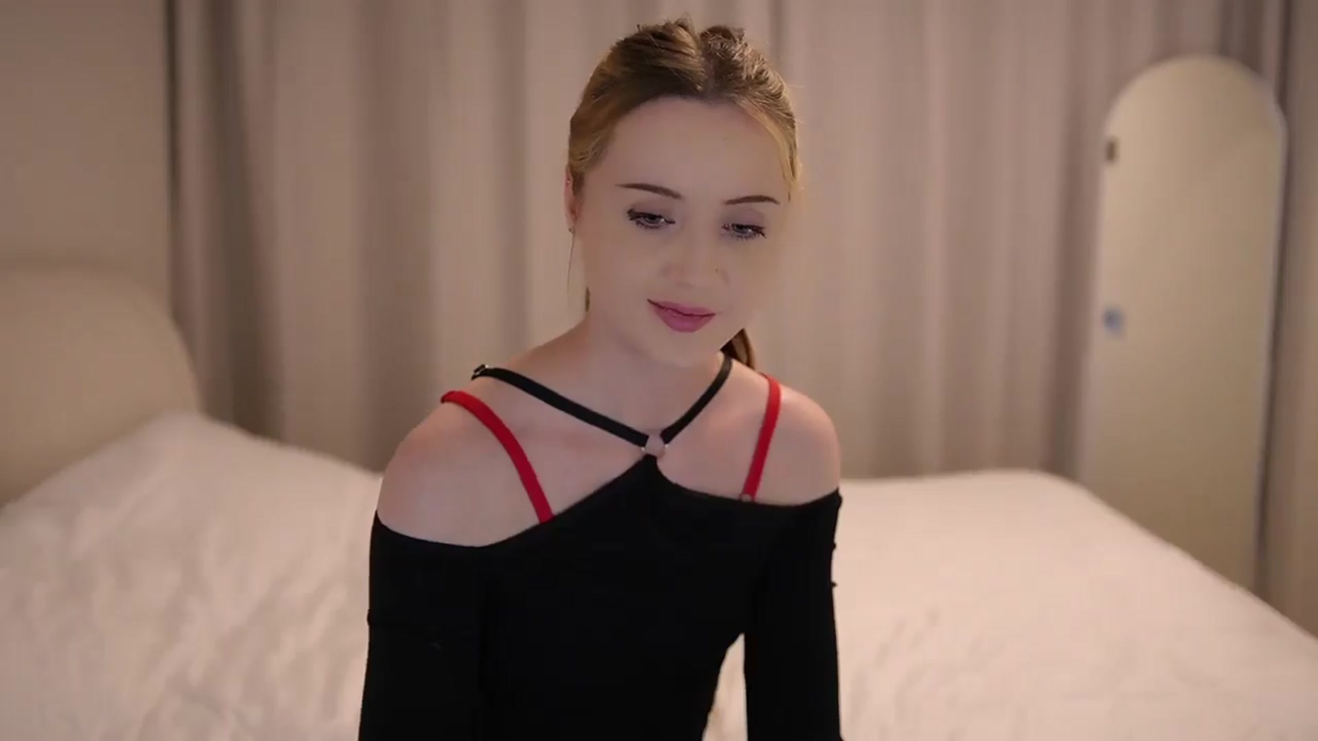 Gallery image thumbnail from Innocent_Soul's myfreecams stream on, 06/07/2025, 23:56 image 13 of 20