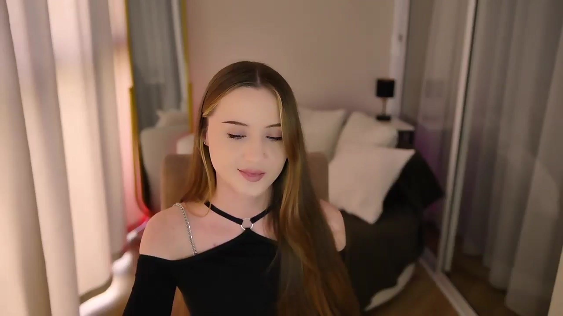 Gallery image thumbnail from Innocent_Soul's myfreecams stream on, 06/22/2025, 15:01 image 12 of 20
