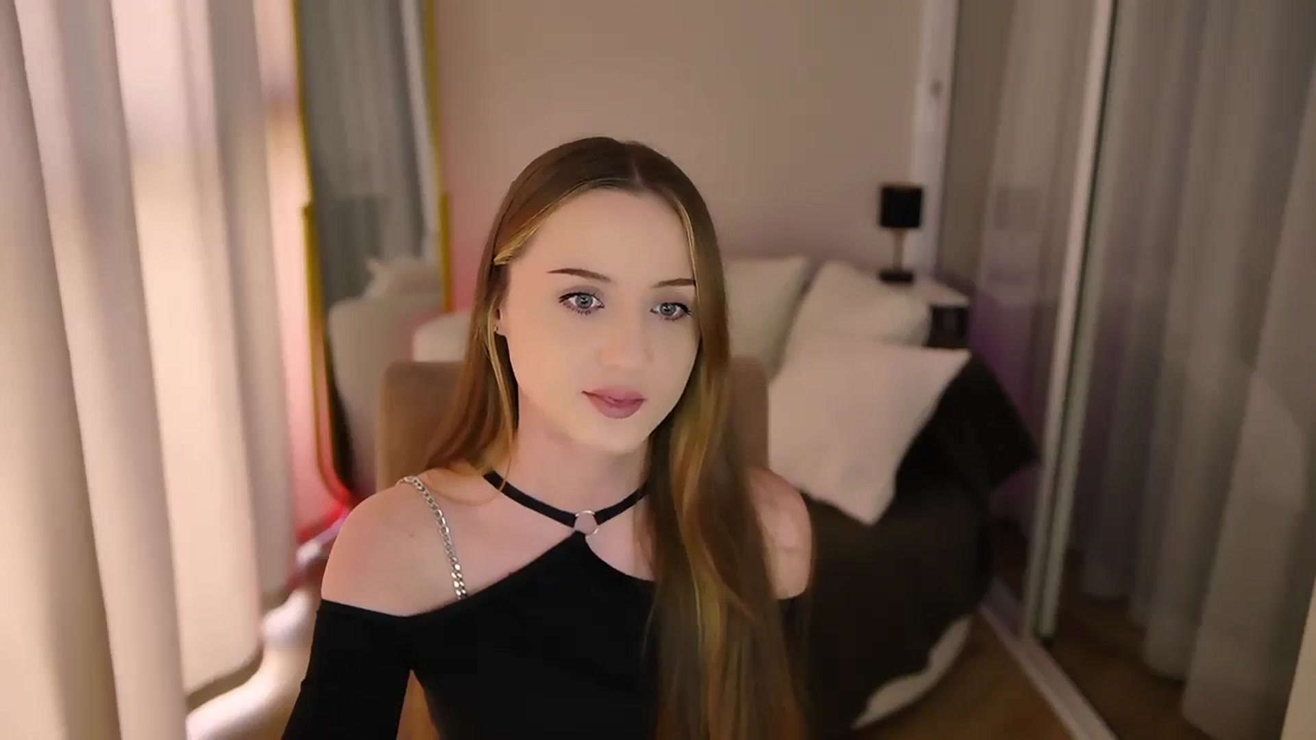 Gallery image thumbnail from Innocent_Soul's myfreecams stream on, 06/22/2025, 15:01 image 7 of 20