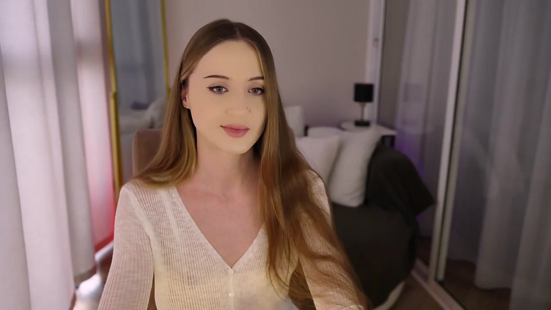 Gallery image thumbnail from Innocent_Soul's myfreecams stream on, 07/04/2025, 12:42 image 12 of 20