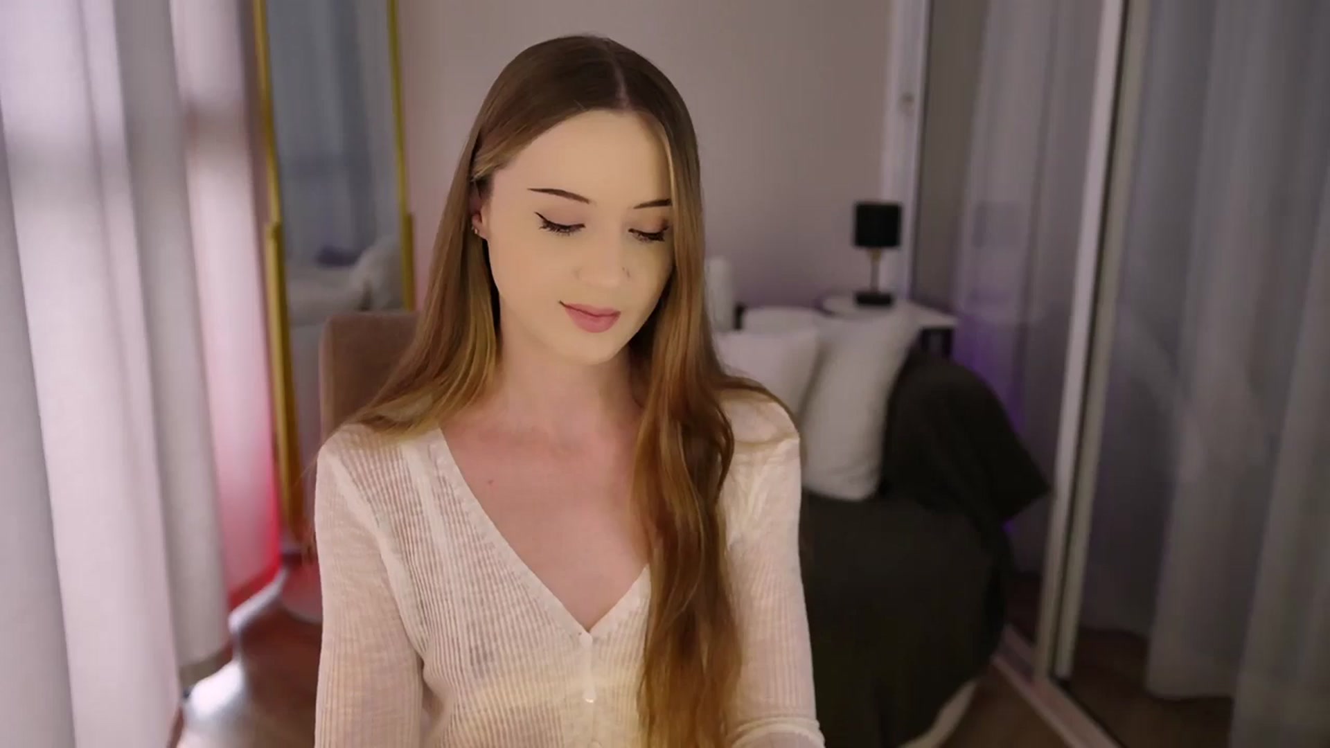 Gallery image thumbnail from Innocent_Soul's myfreecams stream on, 07/04/2025, 12:42 image 19 of 20