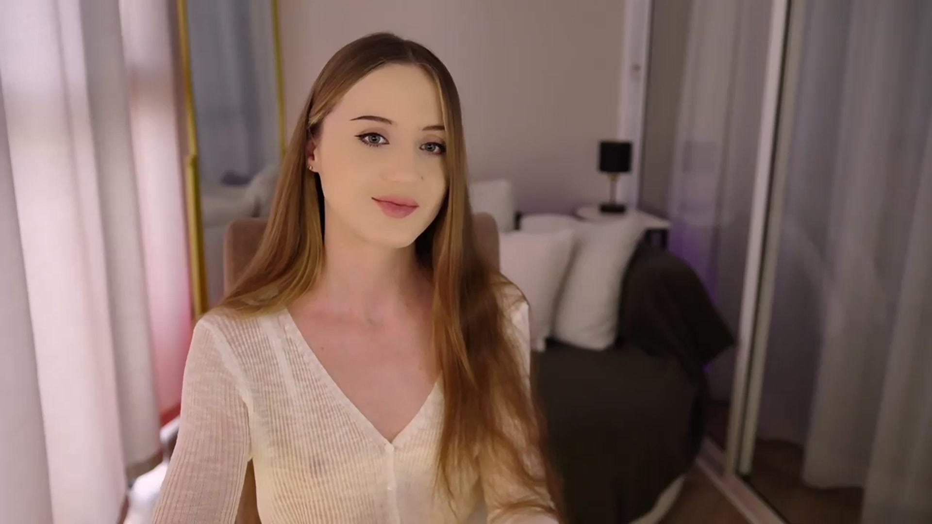 Gallery image thumbnail from Innocent_Soul's myfreecams stream on, 07/04/2025, 12:42 image 14 of 20