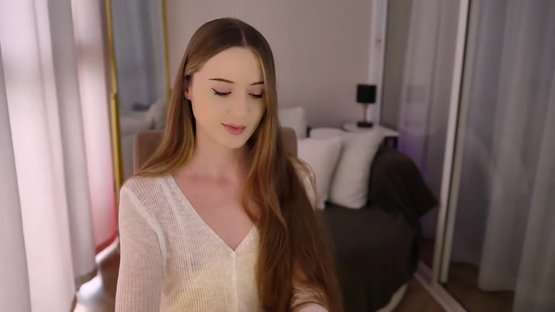 Gallery image thumbnail from Innocent_Soul's myfreecams stream on, 07/04/2025, 12:42 image 4 of 20