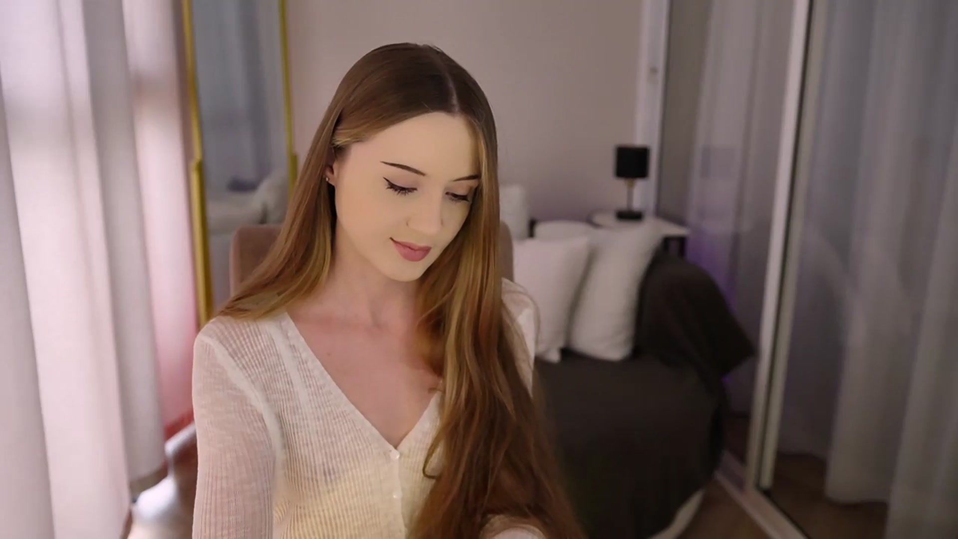 Gallery image thumbnail from Innocent_Soul's myfreecams stream on, 07/04/2025, 12:42 image 6 of 20