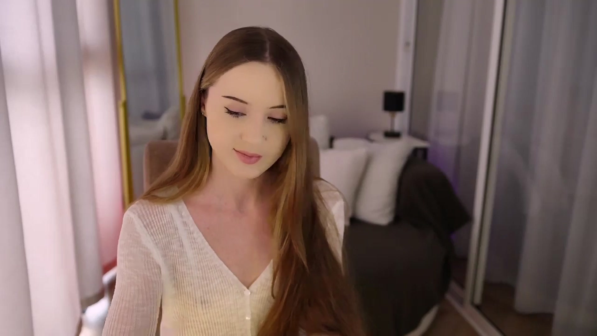Gallery image thumbnail from Innocent_Soul's myfreecams stream on, 07/04/2025, 12:42 image 5 of 20