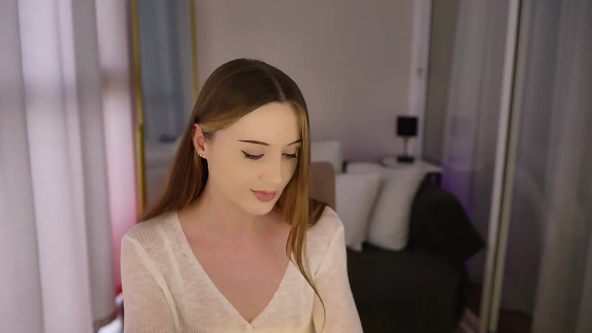 Gallery image thumbnail from Innocent_Soul's myfreecams stream on, 07/04/2025, 14:06 image 18 of 20