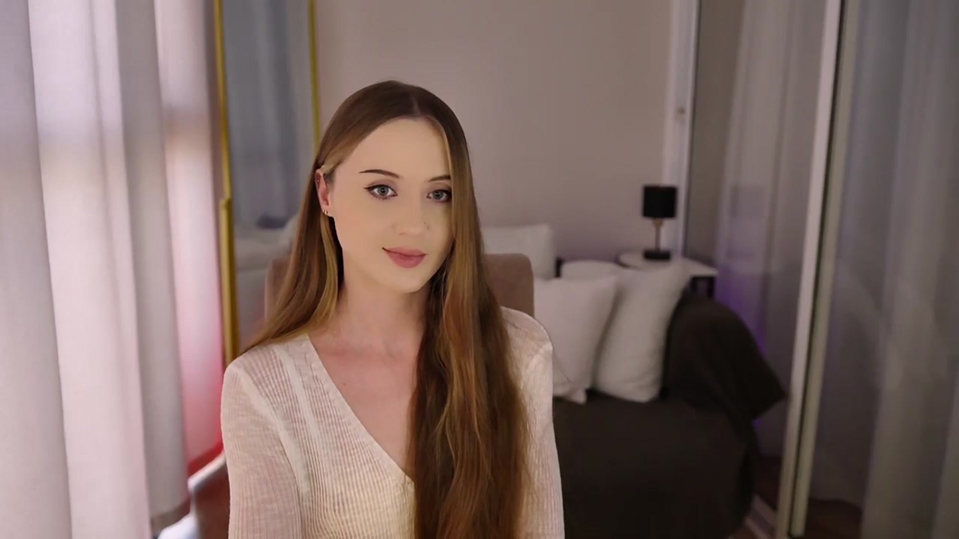 Gallery image thumbnail from Innocent_Soul's myfreecams stream on, 07/04/2025, 14:06 image 6 of 20