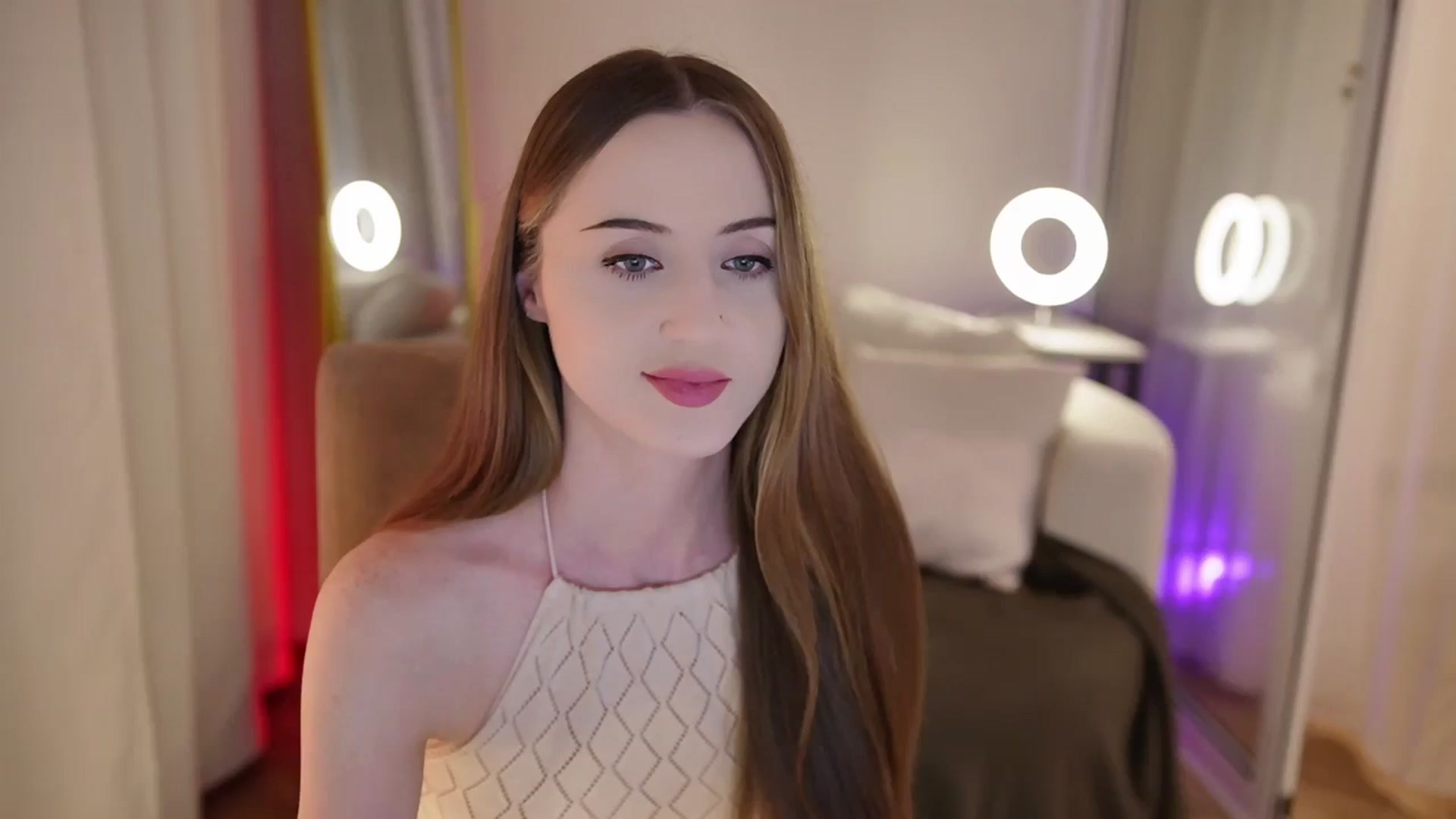 Gallery image thumbnail from Innocent_Soul's myfreecams stream on, 09/22/2025, 21:33 image 4 of 20
