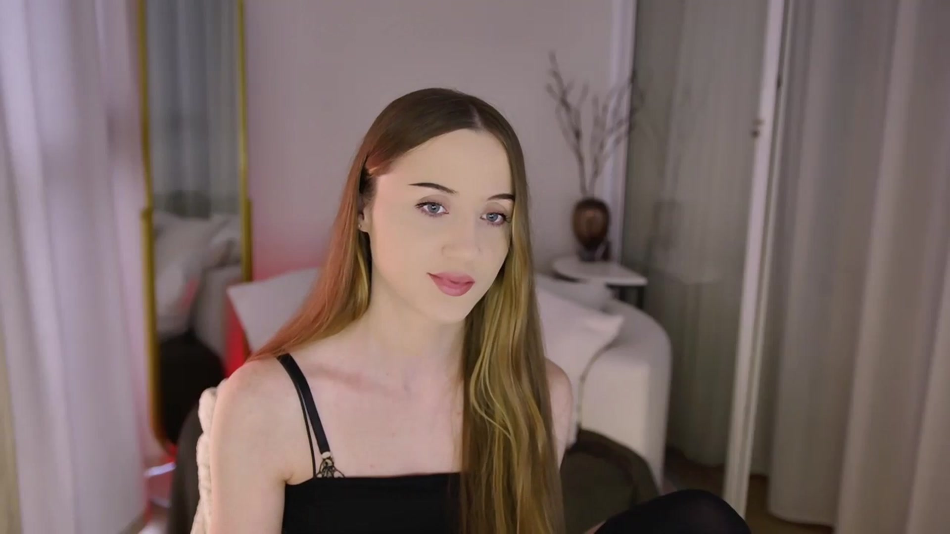 Gallery image thumbnail from Innocent_Soul's myfreecams stream on, 11/13/2025, 10:19 image 16 of 20