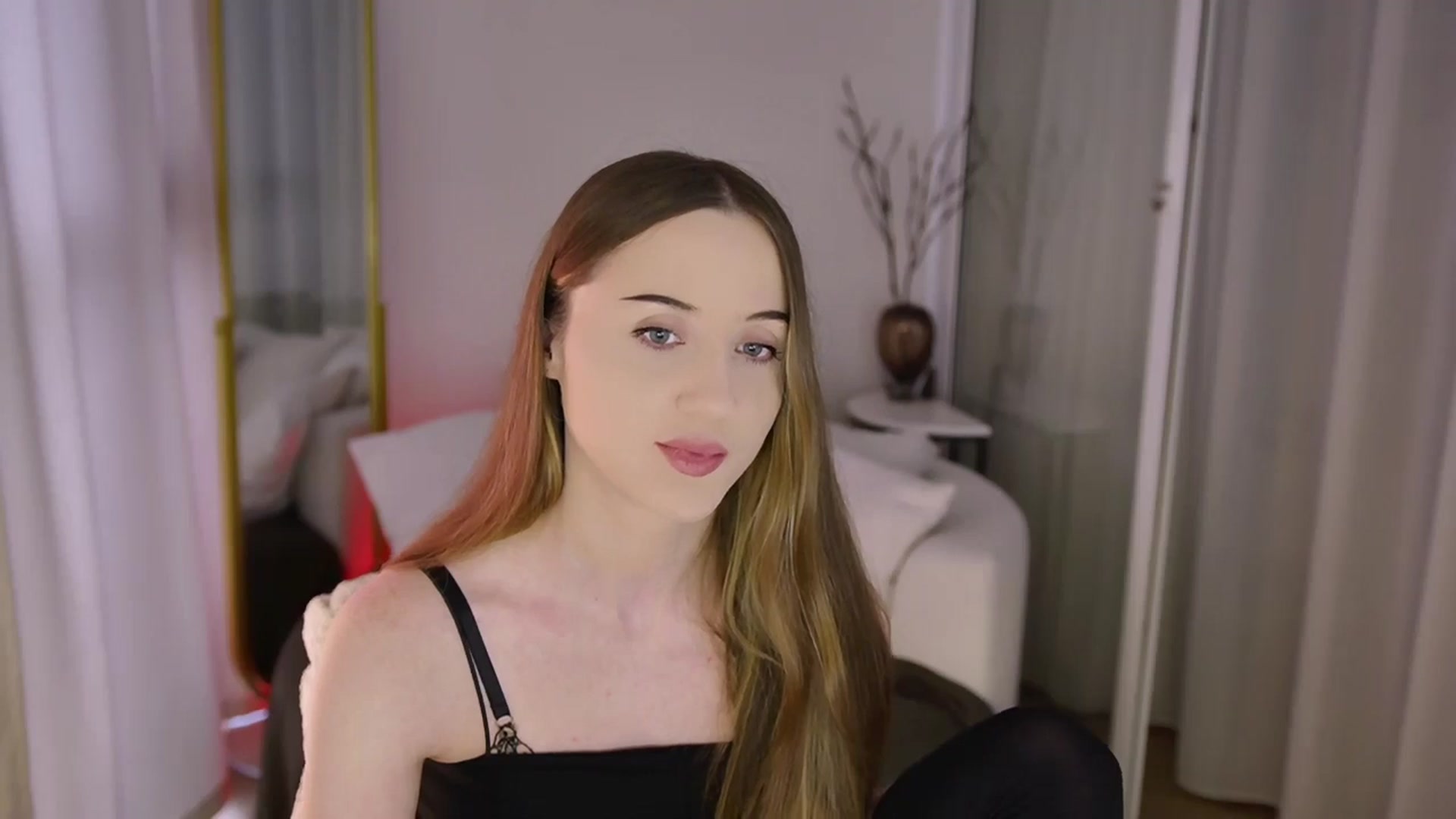 Gallery image thumbnail from Innocent_Soul's myfreecams stream on, 11/13/2025, 10:19 image 15 of 20
