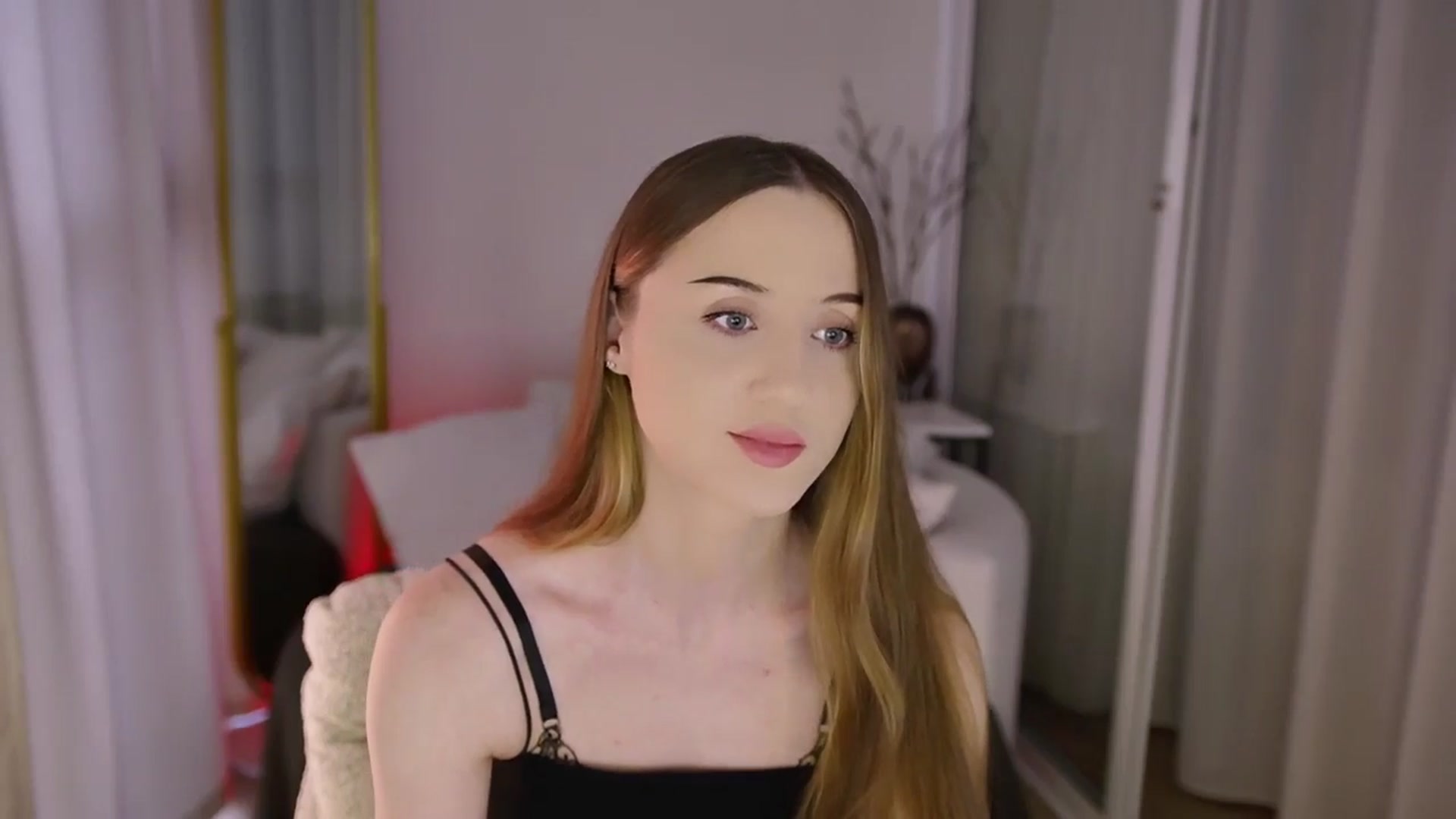 Gallery image thumbnail from Innocent_Soul's myfreecams stream on, 11/13/2025, 12:03 image 2 of 20