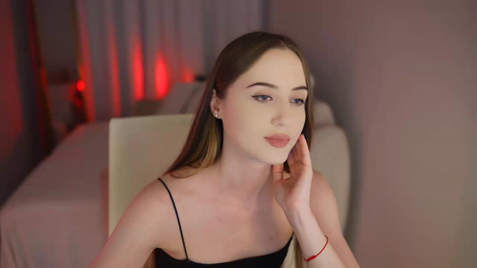 Gallery image thumbnail from Innocent_Soul's myfreecams stream on, 07/17/2026, 17:03 image 17 of 20