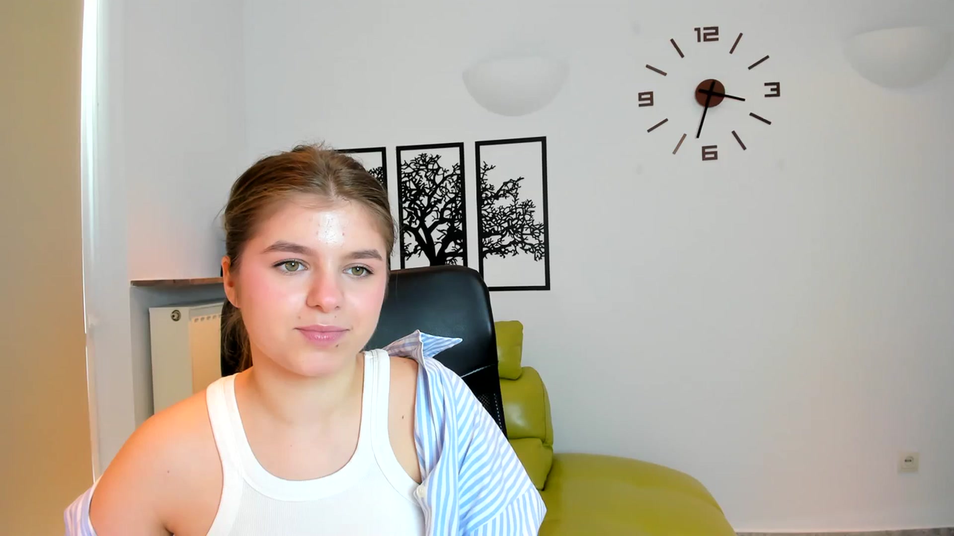 Gallery image thumbnail from Innolasa's myfreecams stream on, 03/17/2024, 14:38 image 12 of 20