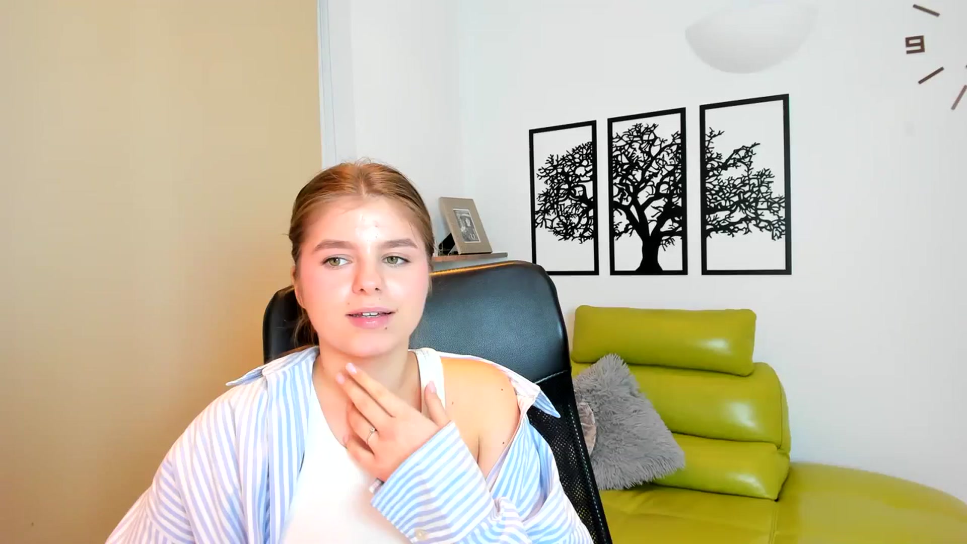 Gallery image thumbnail from Innolasa's myfreecams stream on, 03/17/2024, 19:48 image 1 of 20