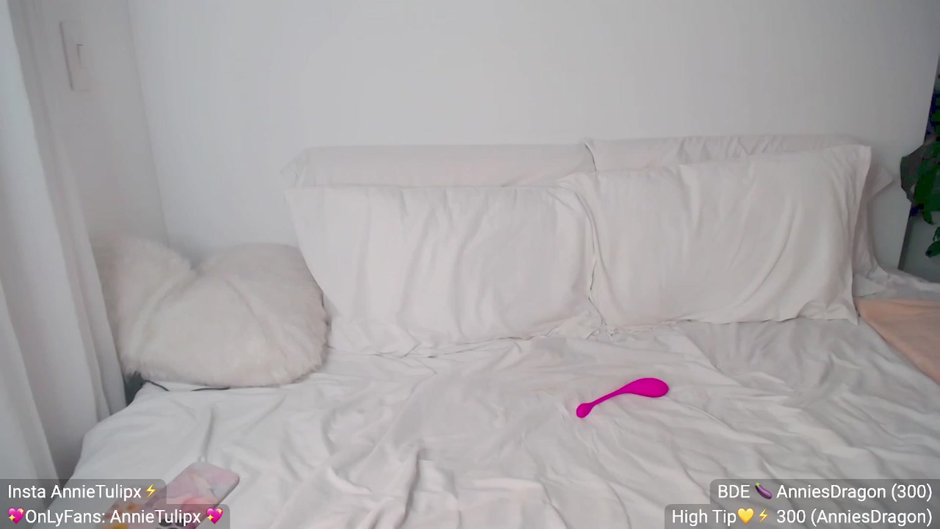Gallery image thumbnail from Insanna's myfreecams stream on, 05/03/2023, 01:30 image 15 of 20