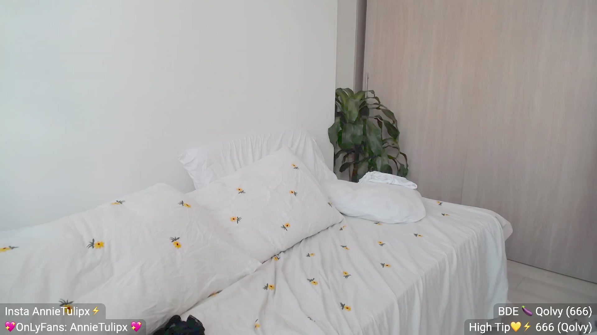 Gallery image thumbnail from Insanna's myfreecams stream on, 05/04/2023, 20:12 image 14 of 20