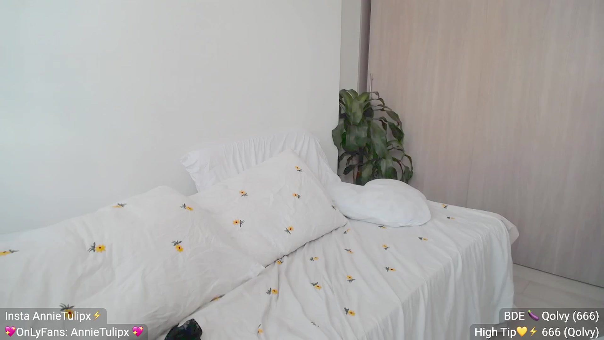Gallery image thumbnail from Insanna's myfreecams stream on, 05/04/2023, 20:12 image 13 of 20