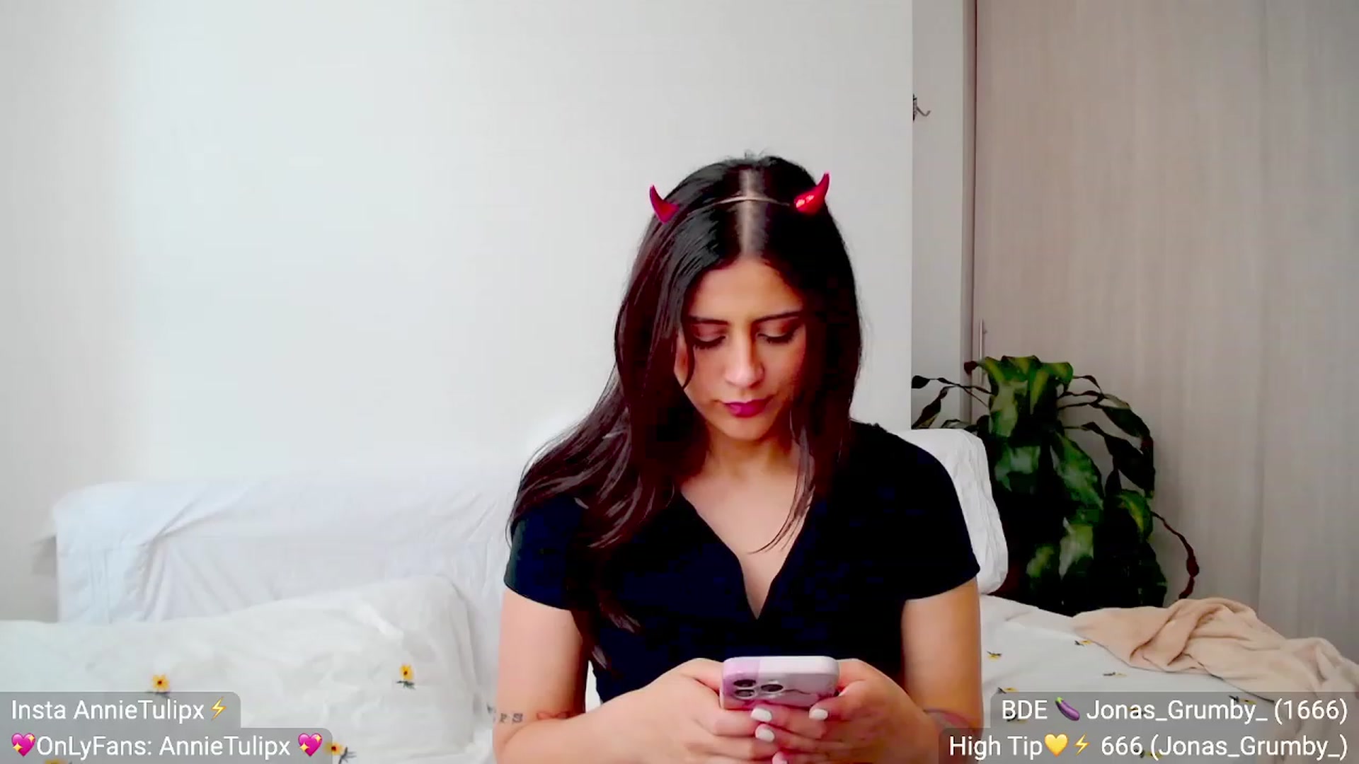 Gallery image thumbnail from Insanna's myfreecams stream on, 05/07/2023, 18:48 image 20 of 20