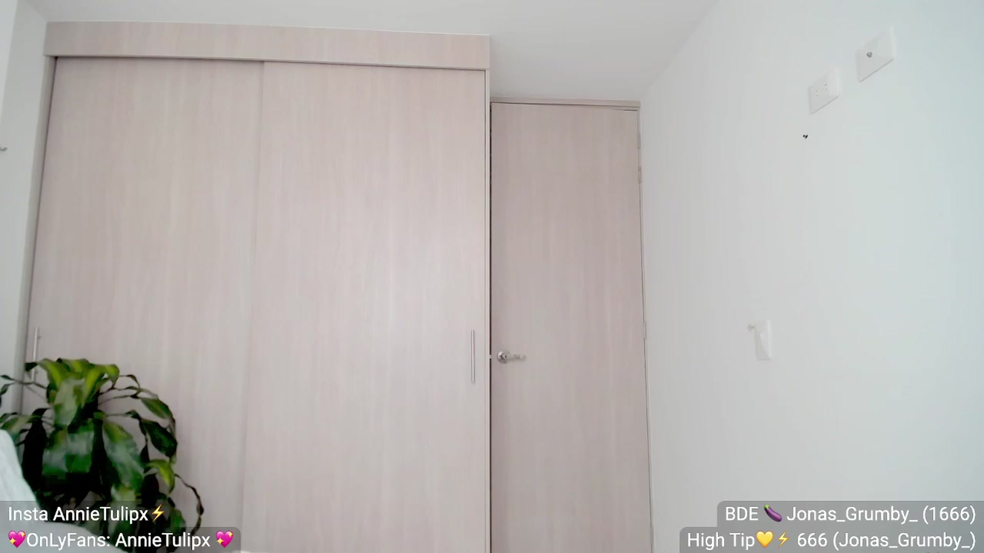 Gallery image thumbnail from Insanna's myfreecams stream on, 05/07/2023, 18:48 image 12 of 20