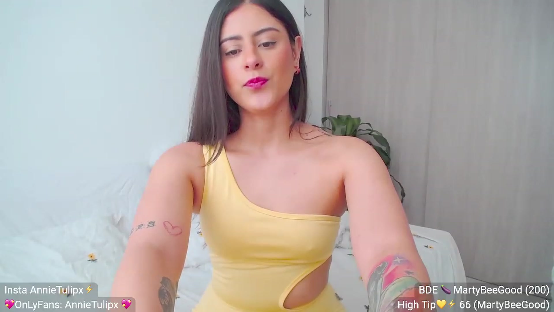 Gallery image thumbnail from Insanna's myfreecams stream on, 05/09/2023, 13:44 image 19 of 20