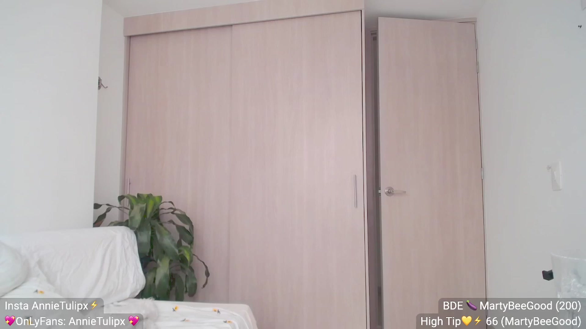 Gallery image thumbnail from Insanna's myfreecams stream on, 05/09/2023, 13:44 image 2 of 20