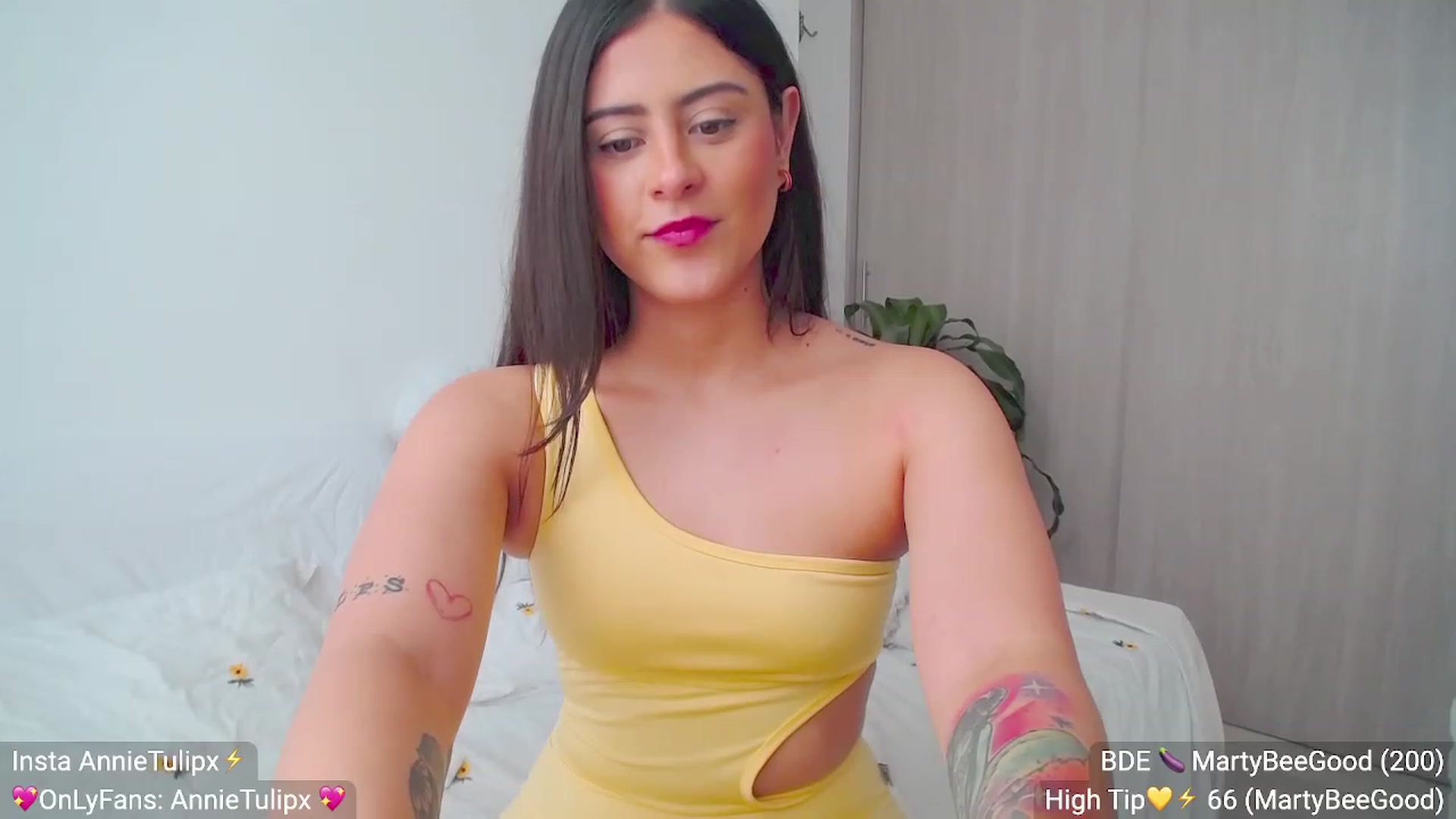 Gallery image thumbnail from Insanna's myfreecams stream on, 05/09/2023, 13:44 image 15 of 20