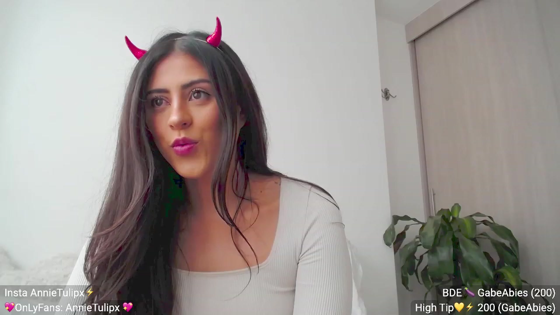 Gallery image thumbnail from Insanna's myfreecams stream on, 05/14/2023, 17:59 image 14 of 20