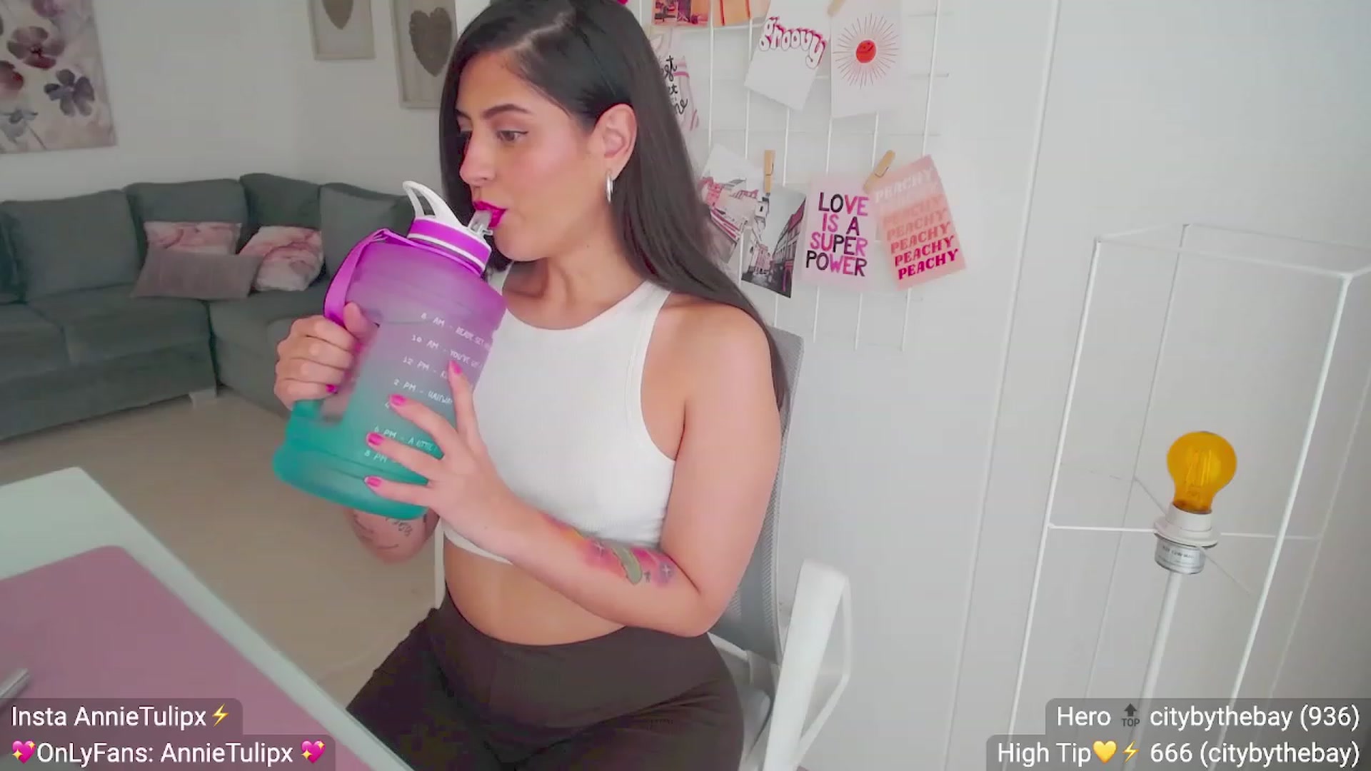 Gallery image thumbnail from Insanna's myfreecams stream on, 05/29/2023, 15:27 image 17 of 20