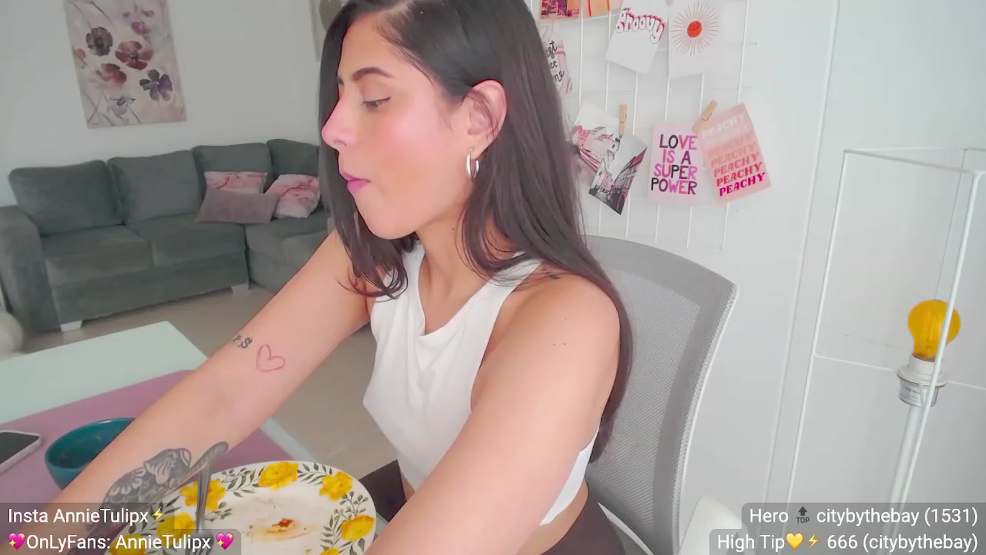 Gallery image thumbnail from Insanna's myfreecams stream on, 05/29/2023, 16:23 image 15 of 20