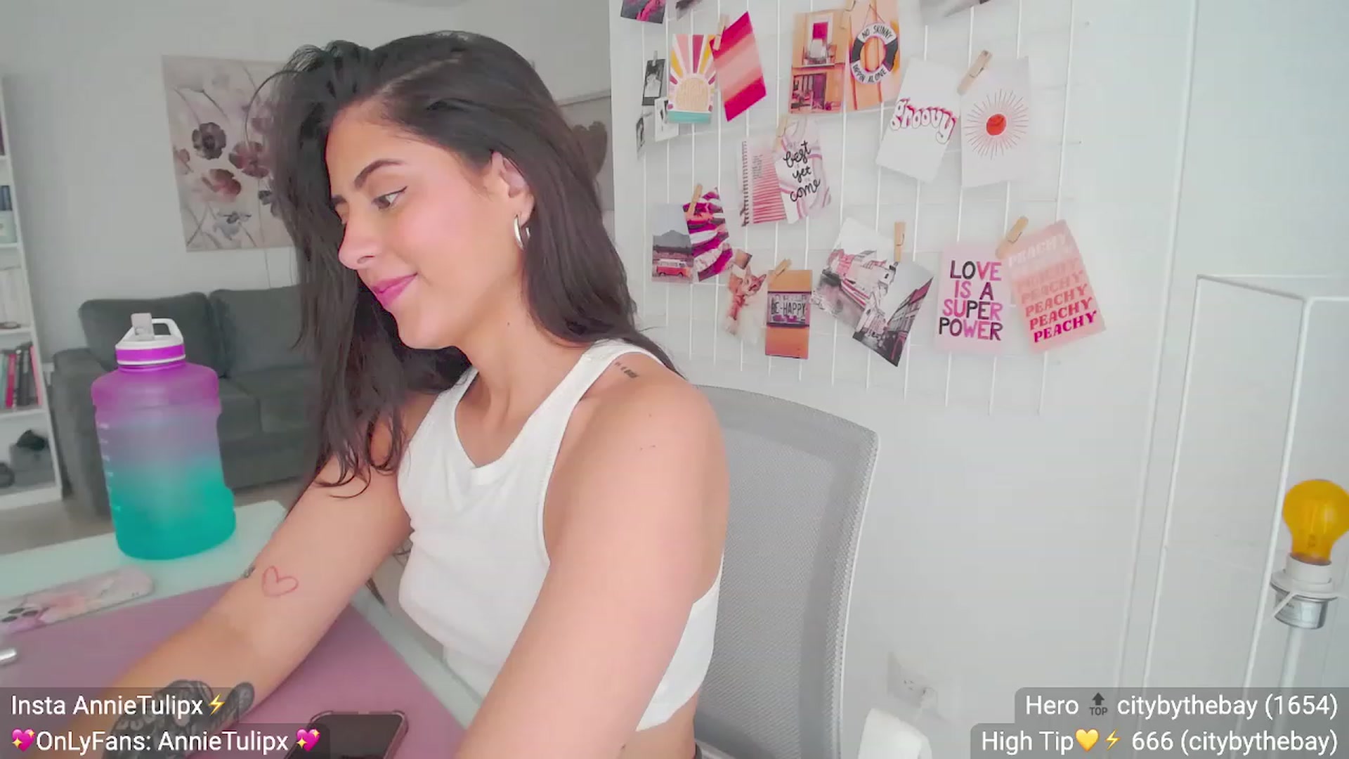 Gallery image thumbnail from Insanna's myfreecams stream on, 05/29/2023, 17:57 image 10 of 20
