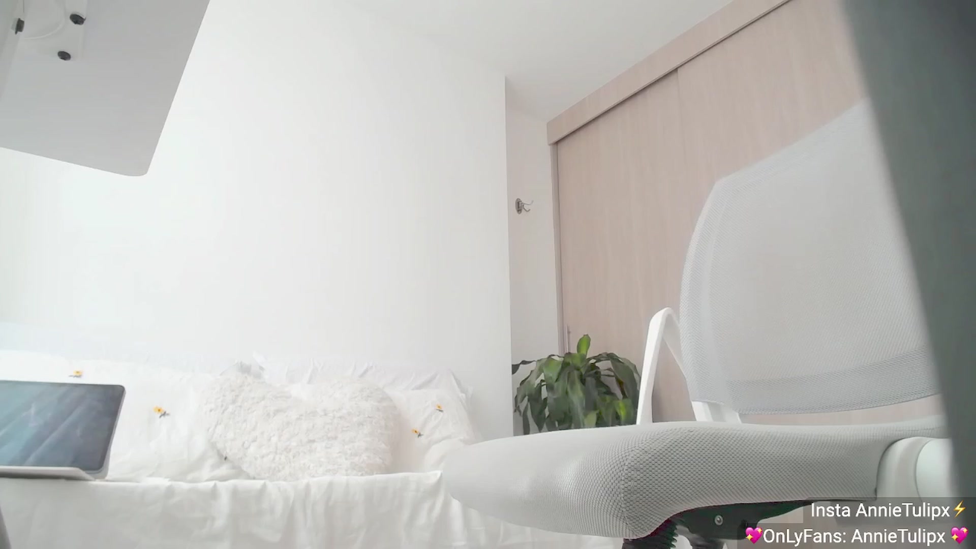 Gallery image thumbnail from Insanna's myfreecams stream on, 06/01/2023, 15:34 image 16 of 20