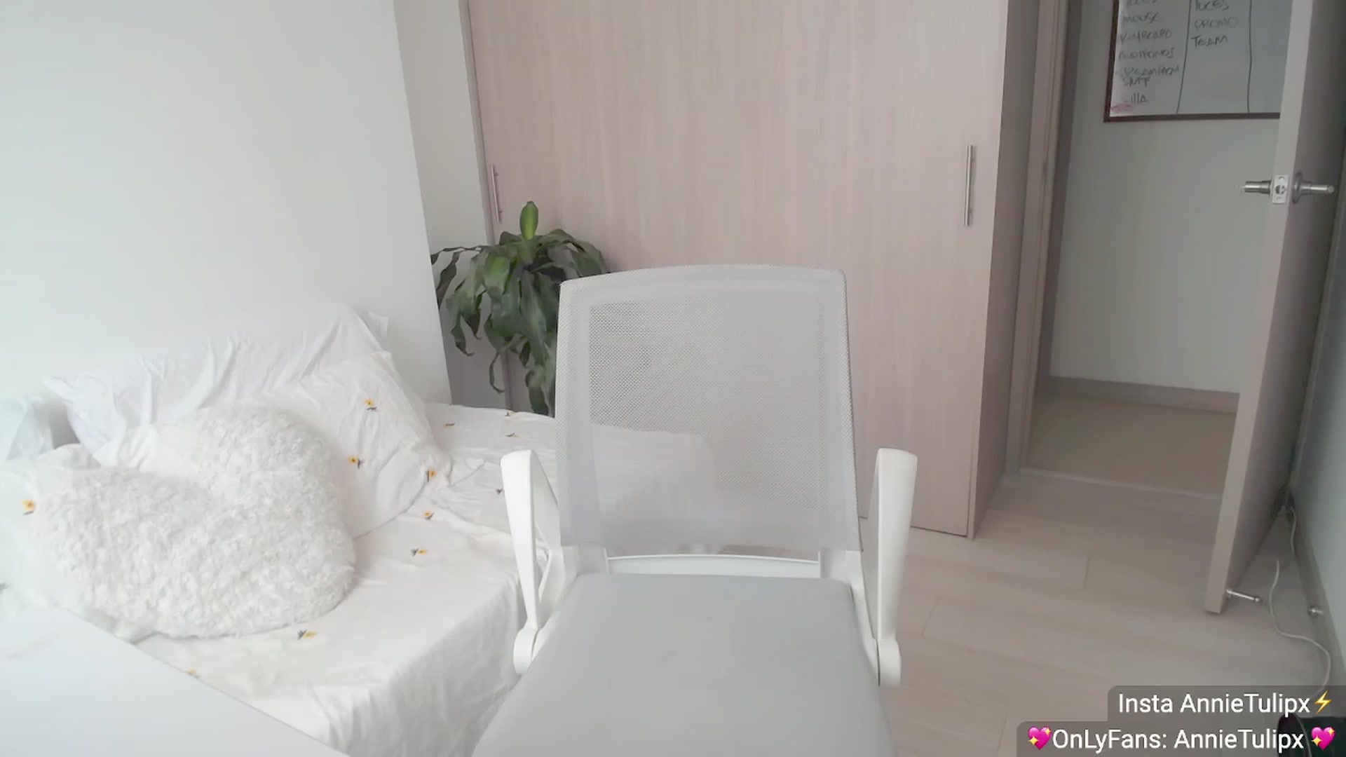 Gallery image thumbnail from Insanna's myfreecams stream on, 06/01/2023, 15:34 image 2 of 20