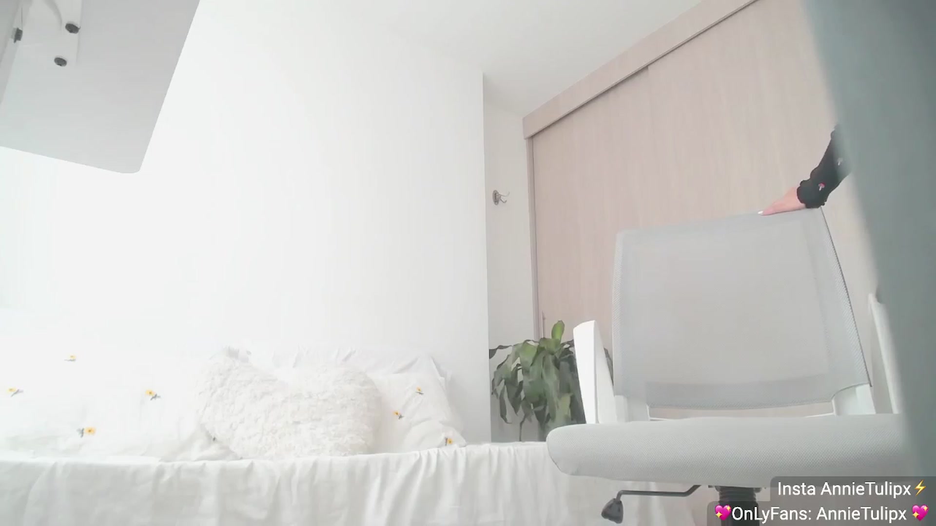 Gallery image thumbnail from Insanna's myfreecams stream on, 06/01/2023, 17:35 image 1 of 20