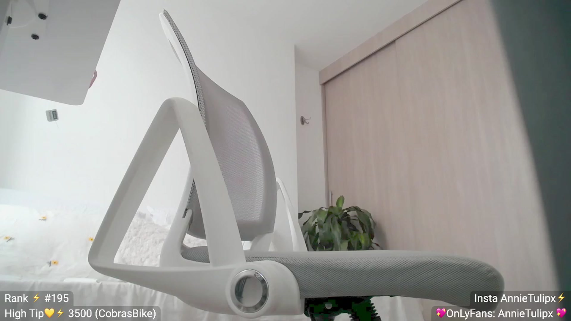 Gallery image thumbnail from Insanna's myfreecams stream on, 06/01/2023, 17:35 image 7 of 20